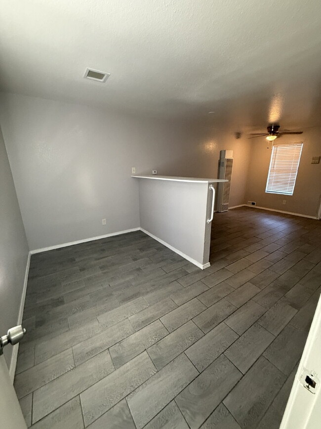 Building Photo - Downtown studio! Laundry on-site! Move-in special!