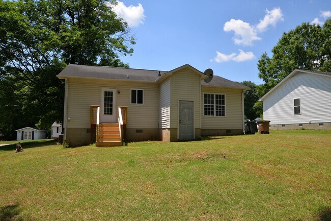 Building Photo - Cozy 3-Bedroom Near Greensboro Coliseum