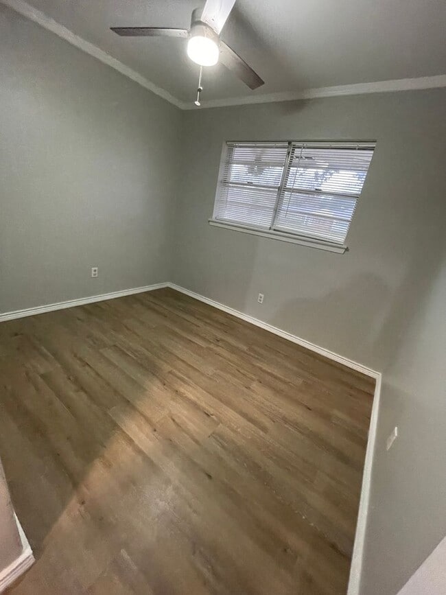 Building Photo - Central Bossier Beauty!