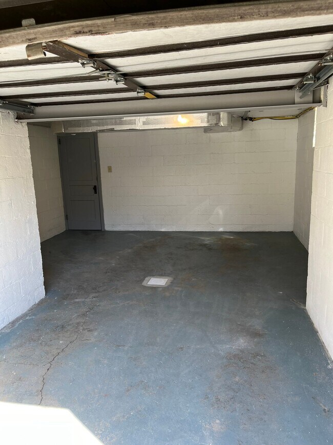 Building Photo - 711 Vallevista Ave