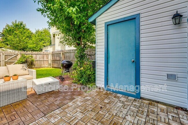 Building Photo - 749 Quesnel Dr