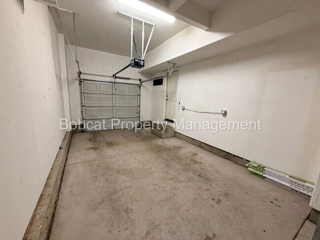 Building Photo - 1272 Woodside Dr