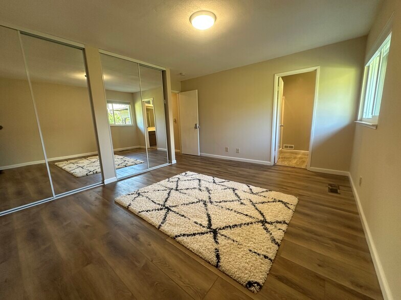 Building Photo - 1465 Madrone Way