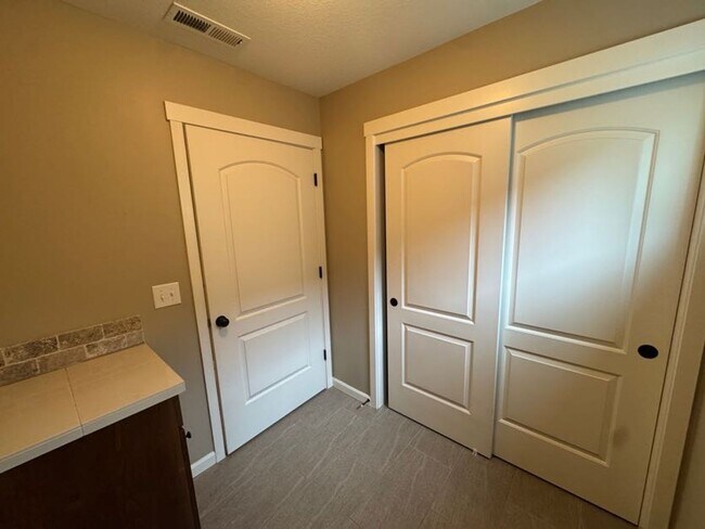 Building Photo - 2706 NE 130th Ct