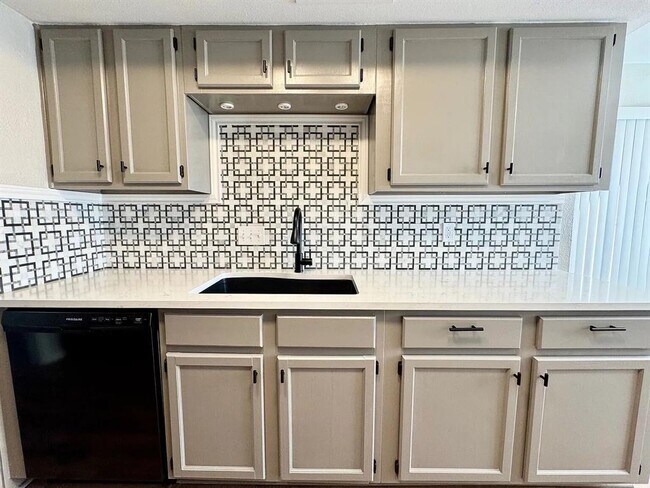 Building Photo - 30 Casa Verde St