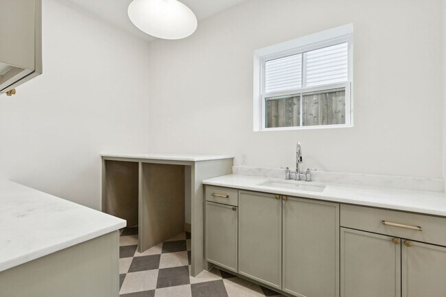 Building Photo - 2026 Euclid Ave