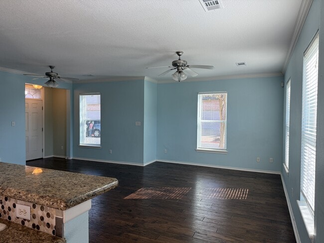 Building Photo - 1425 W Villa Maria Rd