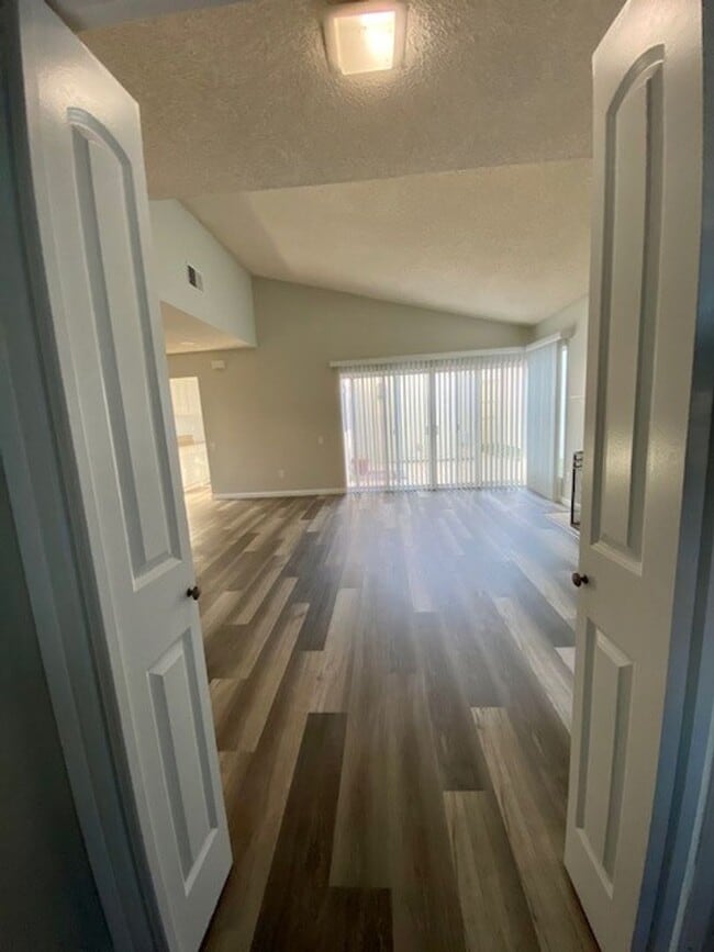 Building Photo - 3 Bed 2 Bath in Gated Beach Community-A must see Home
