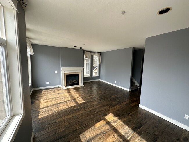 Building Photo - Beautiful Downtown Bellevue 3bd 2.5Bath La...