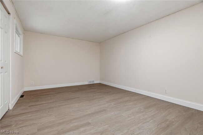 Building Photo - 1428 Laurel Dr