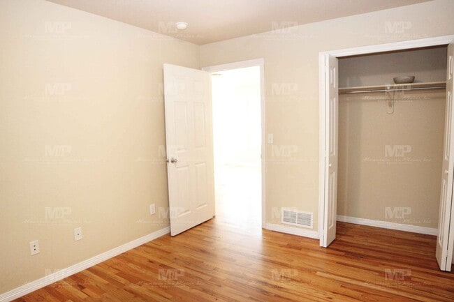 Building Photo - 320 W Laurel St