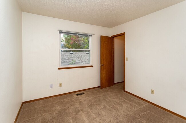 Building Photo - 6109 Lowlander Ct