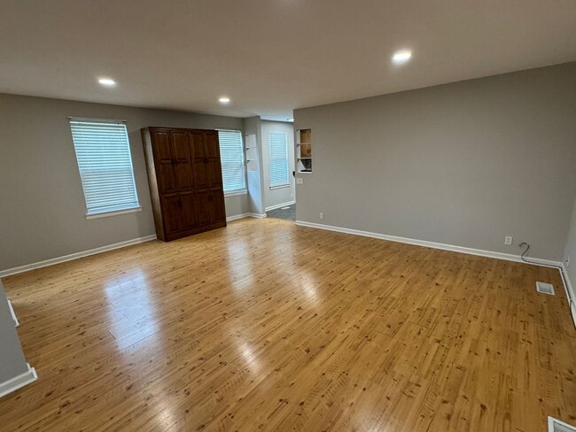 Building Photo - Remodeled ranch at end of street
