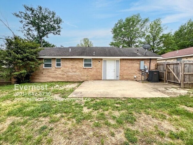 Building Photo - 3210 Briarwood Dr
