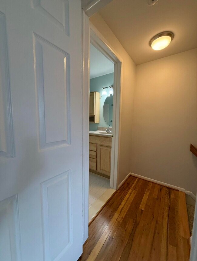 Building Photo - 519 Longshore Dr