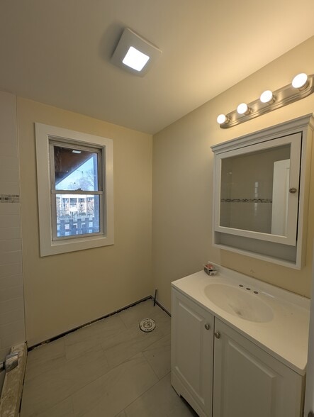 Building Photo - 5 Lowell Cir