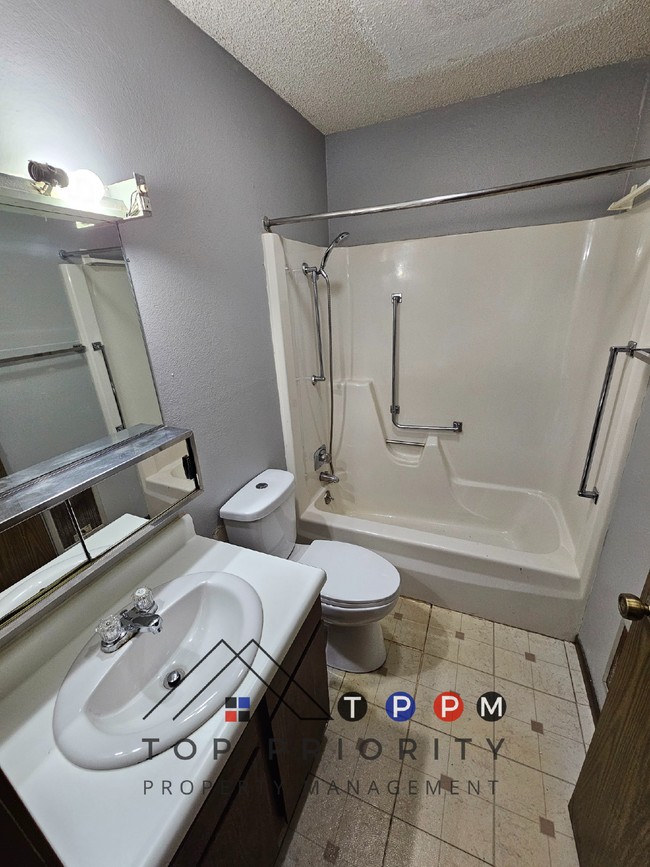 Building Photo - 2 Bedroom | 1 Bathroom Unit in Dysart Avai...