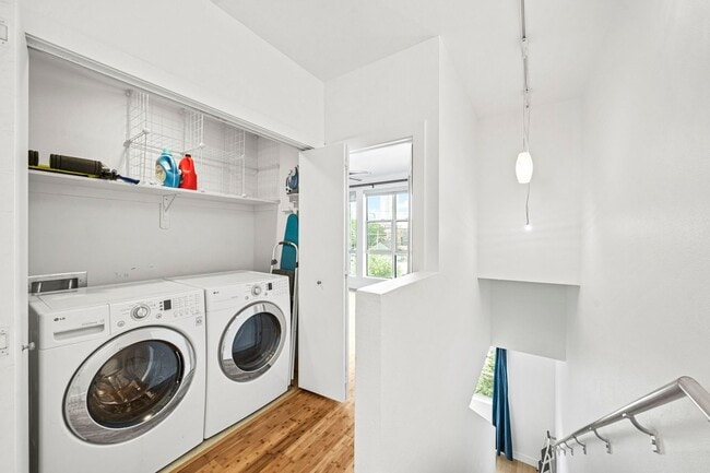 Building Photo - Modern 3BD, 3.5BA Five Points Townhome wit...