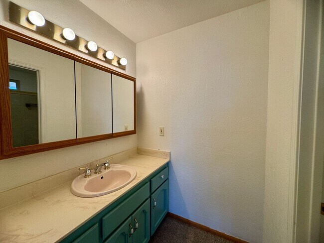 Building Photo - 2555 Westridge Dr