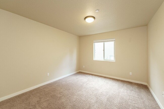 Building Photo - ASK ABOUT AUGUST MOVE IN SPECIAL 3 Bedroom...