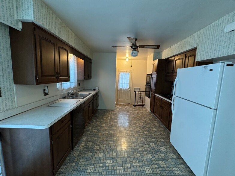 Building Photo - 28556 Milton Ave