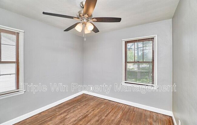 Building Photo - 9823 Meadowview Dr