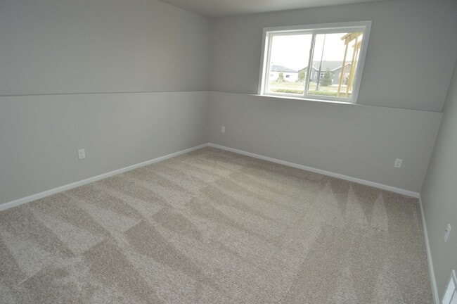 Building Photo - 4 bed 2 bath Townhome for rent!