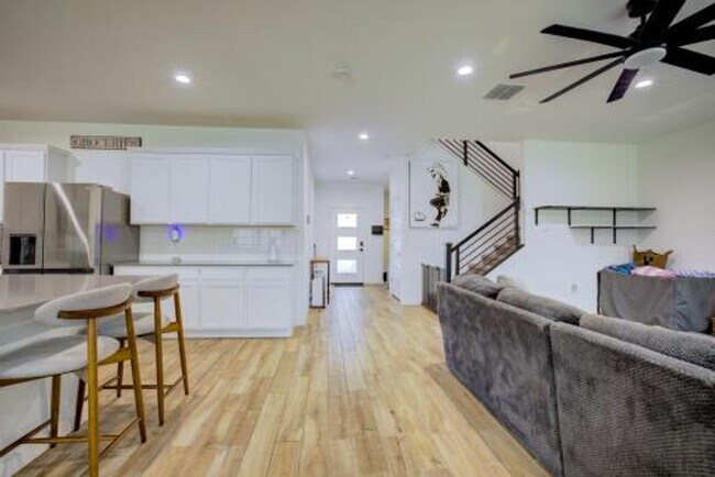 Building Photo - 4 Bedroom 2.5 Bathroom