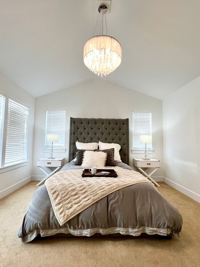 primary bedroom with vaulted ceiling - 2822 Cascade Creek Dr