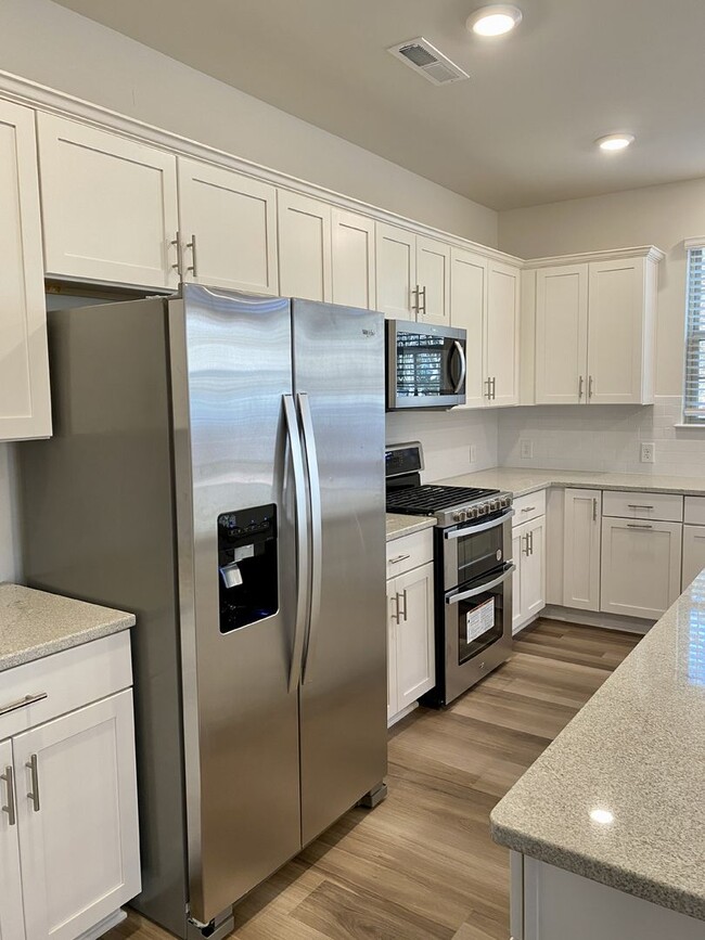 Building Photo - Beautiful 3BR/2.5BA Townhouse; Easy Access to I485 and Uptown