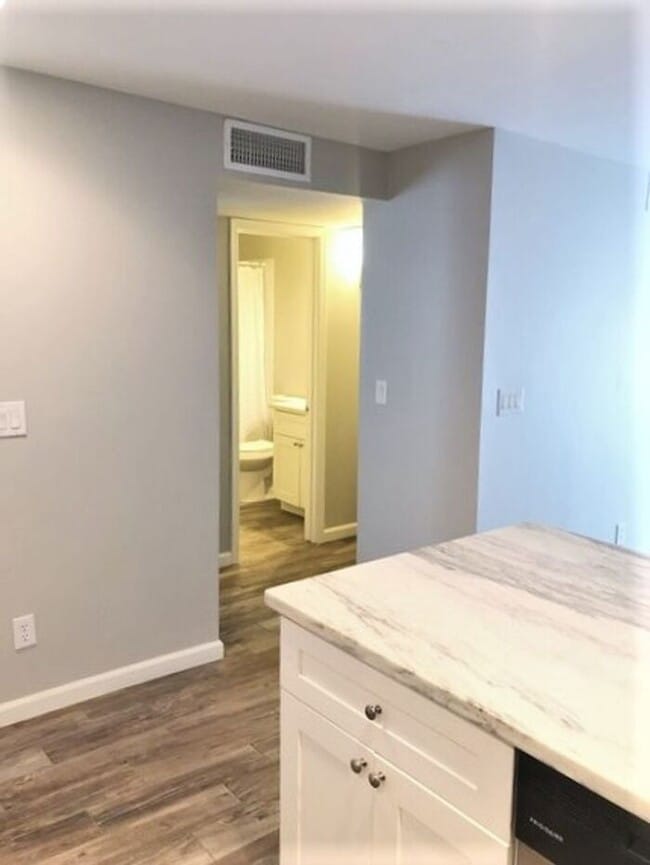 Building Photo - Remodeled 2 bedroom / 2 Full Bath