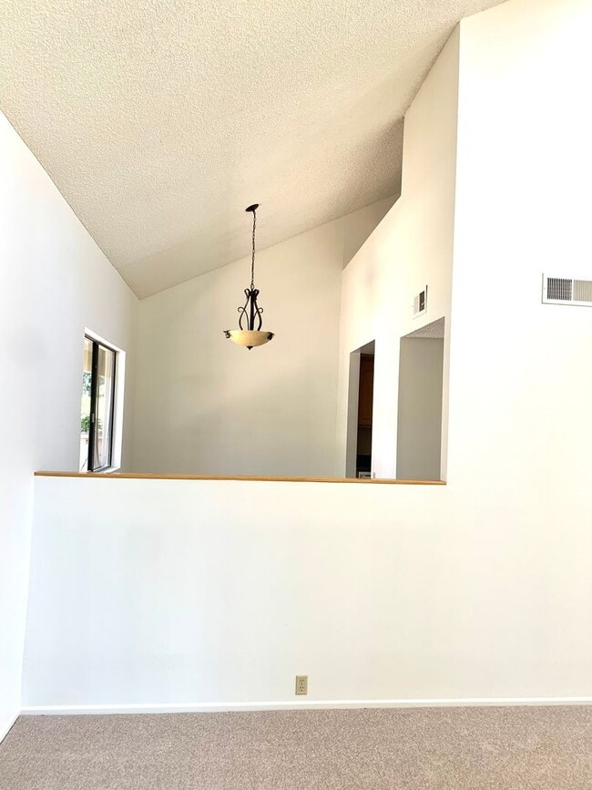Building Photo - Ojai's Creekside Village Condo!