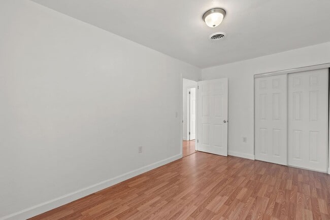 Building Photo - Now Available in Norfolk – Move-In Ready Townhouse!