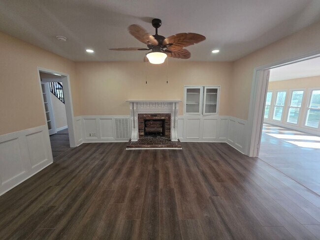 Building Photo - Newly Renovated Stunning Home