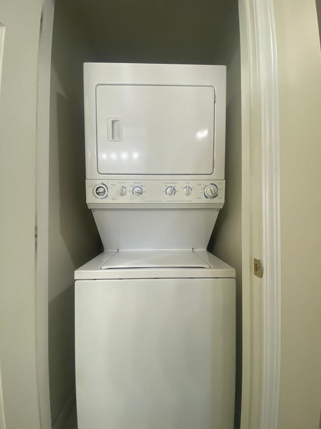 Building Photo - Beautiful 3 Bedroom, 2 1/2 Bath Townhome