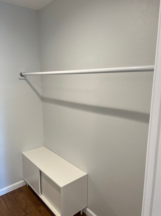 Building Photo - Newly renovated 2 bed x 1 bath on top floor in Kirkland!