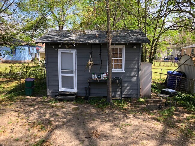 Building Photo - 2310 Aintree Ave