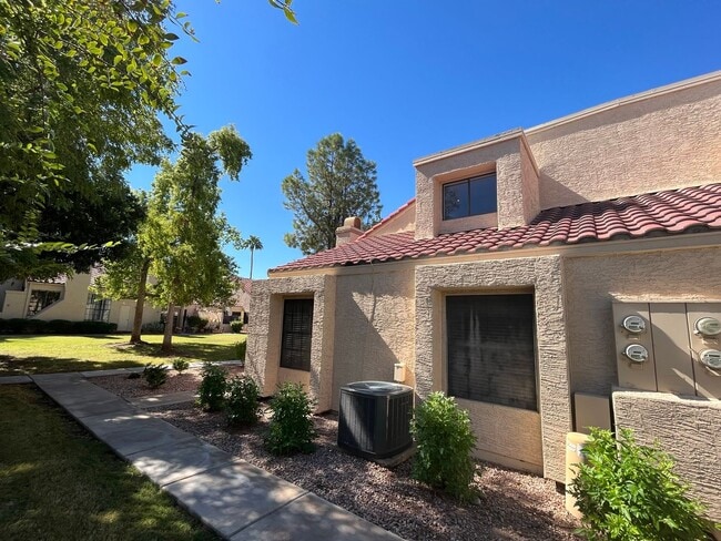Building Photo - 3 Bedroom Townhome in the Dartmouth Trace Community Near N Dobson Rd and W University Dr!