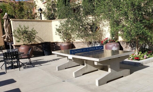 Building Photo - Luxurious 2 bed/ 2 bath townhouse in guard...