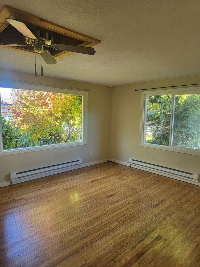 Building Photo - Cute House Close to W.F West High School!