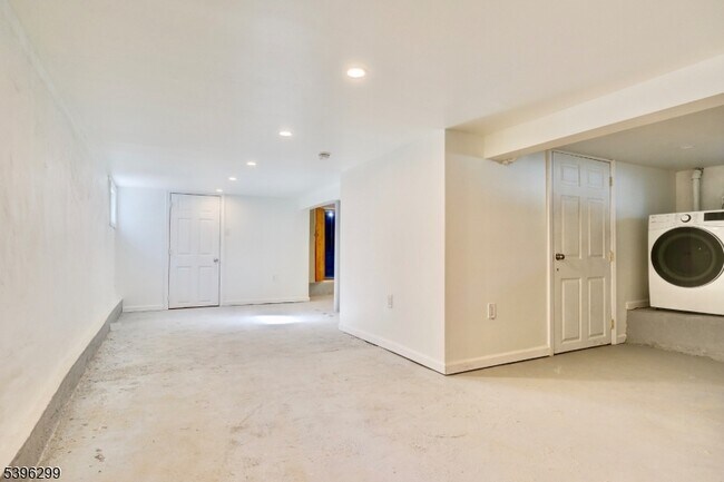 Building Photo - 58 Zeliff Ave