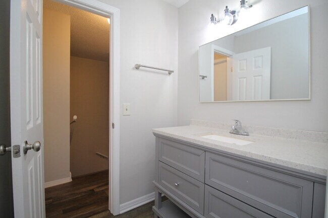 Building Photo - Spacious 3BR Townhome Near Pensacola State College with Flex Room, Private Balcony & Fenced Backy...