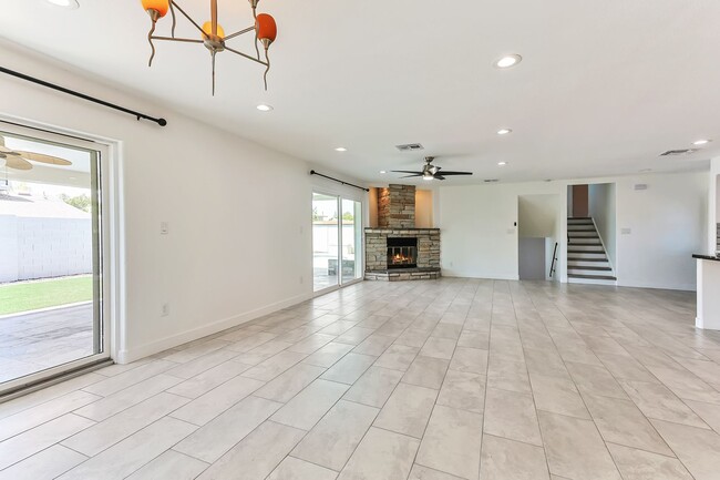 Building Photo - Massive Remodeled Tri-Level Near ASU with Diving Pool