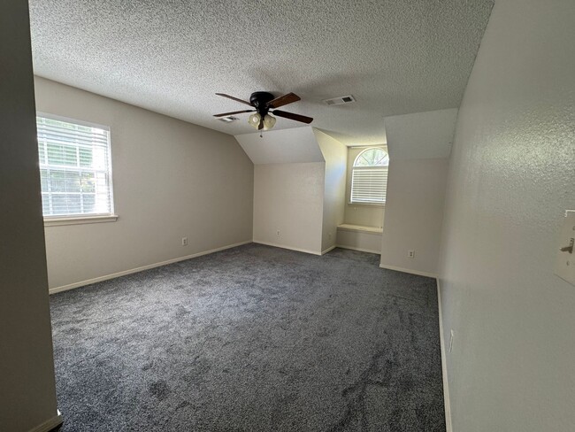 Building Photo - 4 Bedroom 2.5 Spacious House In Fianna Hills