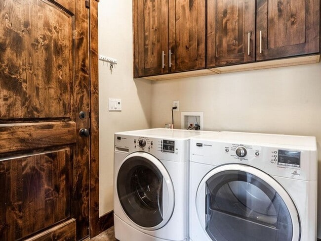 Building Photo - Desirable Black Rock Ridge with Mountain Views