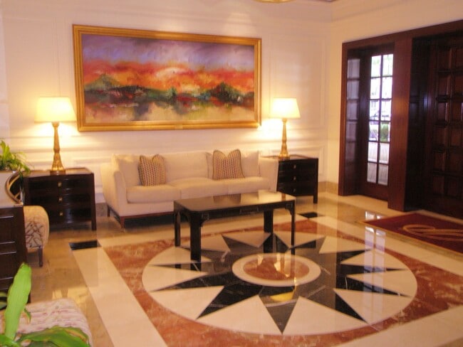 Building Photo - VACATION RENTAL Amazing 2/2 condo in the heart of downtown Sarasota with Bay View!