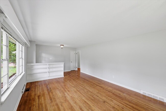 Building Photo - Spacious 4BR Home in Clinton School District with Multiple Living Areas