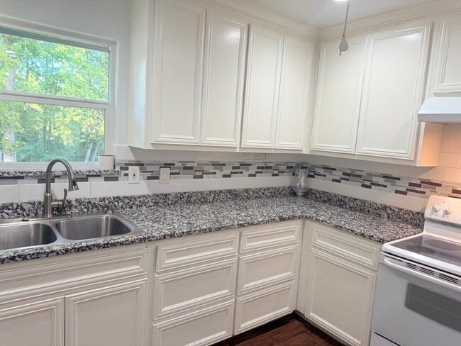 Building Photo - 304 Jill Ave