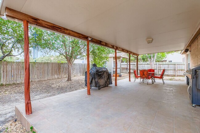 Building Photo - Stunning 3 bedroom home with Easy access t...