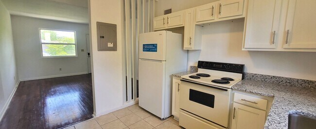 Building Photo - 2BR / 1 BA Riverside Downstairs Apartment ...